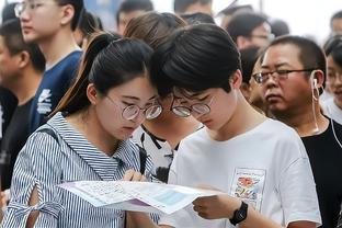 大片既视感✈️勇士众将登机视频 库里追梦嘴哥老炮等开心大笑